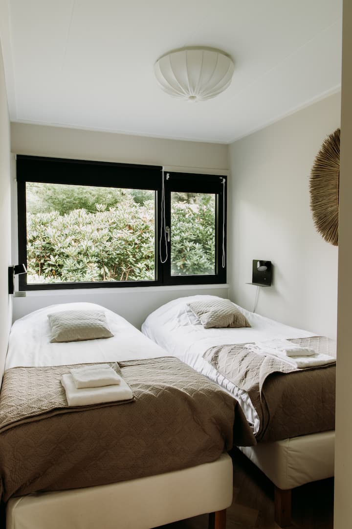 Втората спалня с 2 луксозни матрака с пружинен блок (всеки с размери 90 х 200 см). Стаята не е много голяма, но е уютно обзаведена. 