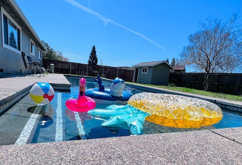 Bright Modern home w/lap pool!