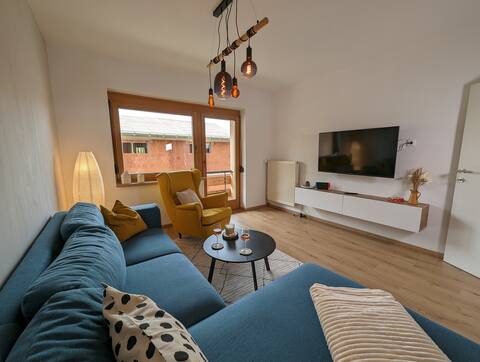 Sunny large apartment with balcony, lake nearby, smart TV