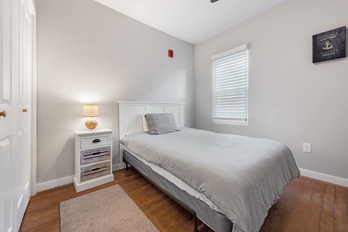 4Bed*2Bath in Downtown Newport gallery image 3