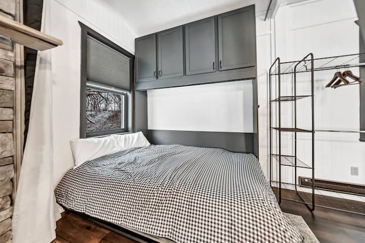 Esta es una cama Murphy que se pliega. La cama Murphy está en un espacio común compartido similar a un apartamento tipo estudio. Hay cortinas para la privacidad para cambiarse o dormir