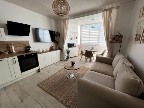 Successful Airbnb property: Cozy sea view apartment, 80 m from beach, parking in Roses