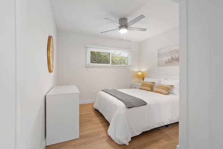 Задна спалня с НОВО двойно легло