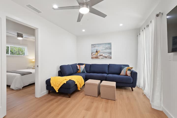 Задна всекидневна с диван (който се изтегля към двойно легло), 55 - инчов смарт телевизор Samsung (на шарнирна стойка) и работно бюро с високоскоростен интернет!