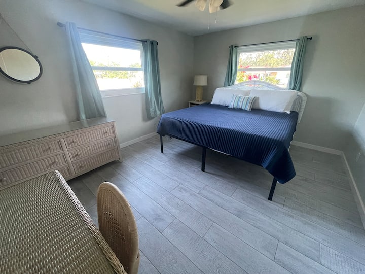 ห้องนอนใหญ่มีเตียงขนาดคิงไซส์และที่ทำงาน