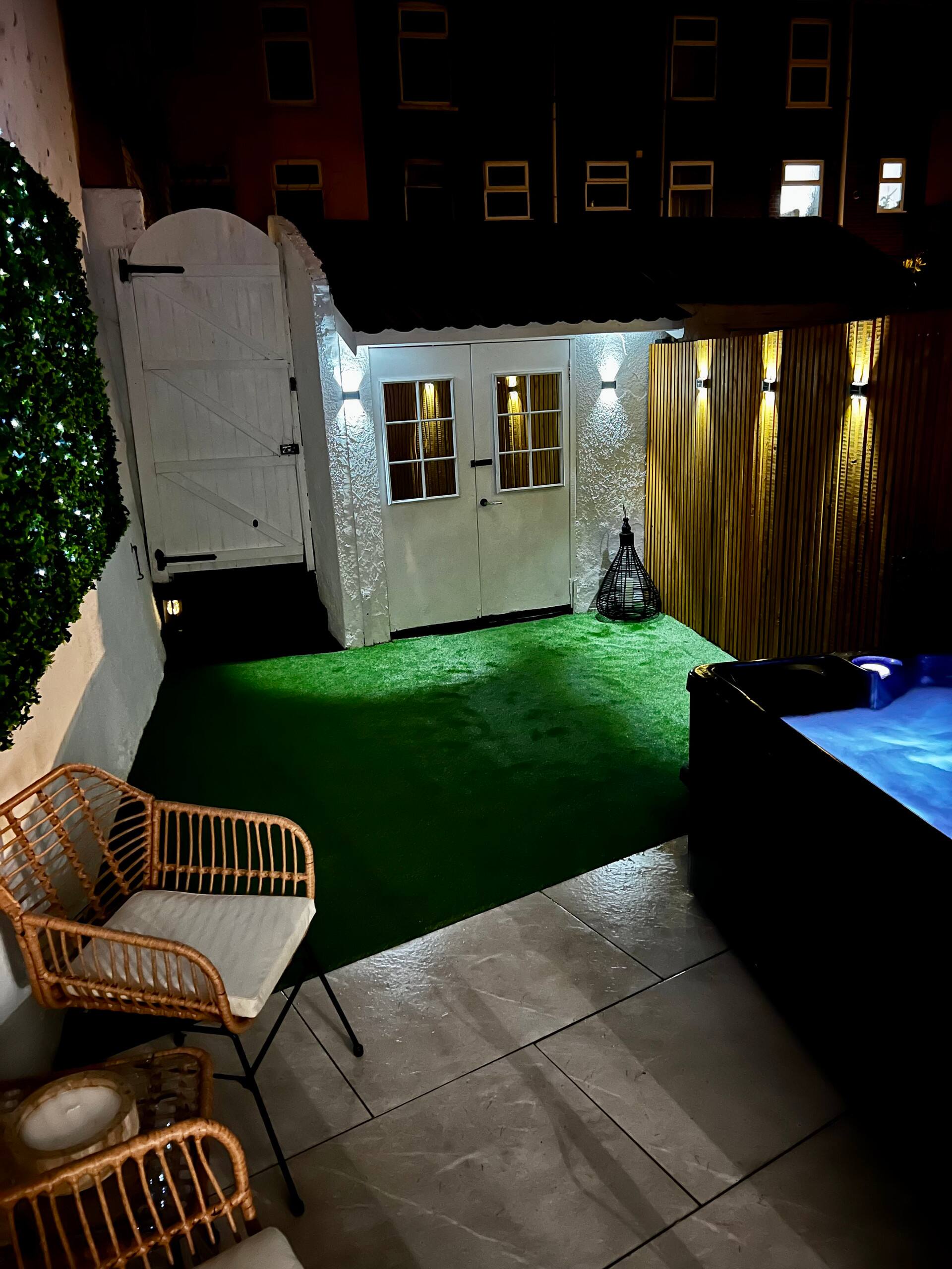 Luxe City Hot Tub: Urban Retreat