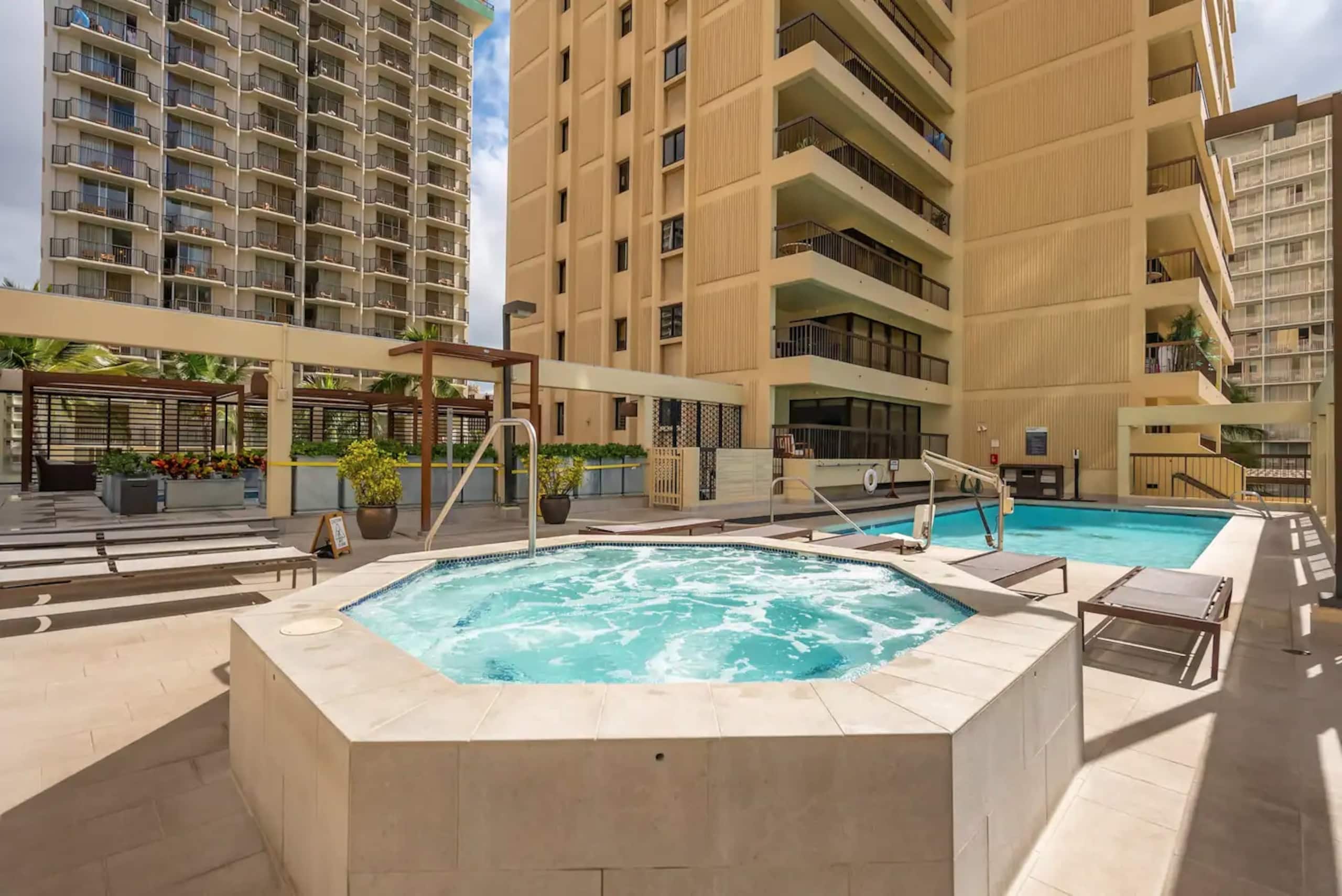 Hotel in Honolulu · ★4.93 · 2 bedrooms · 3 beds · 2 private baths - Image 24