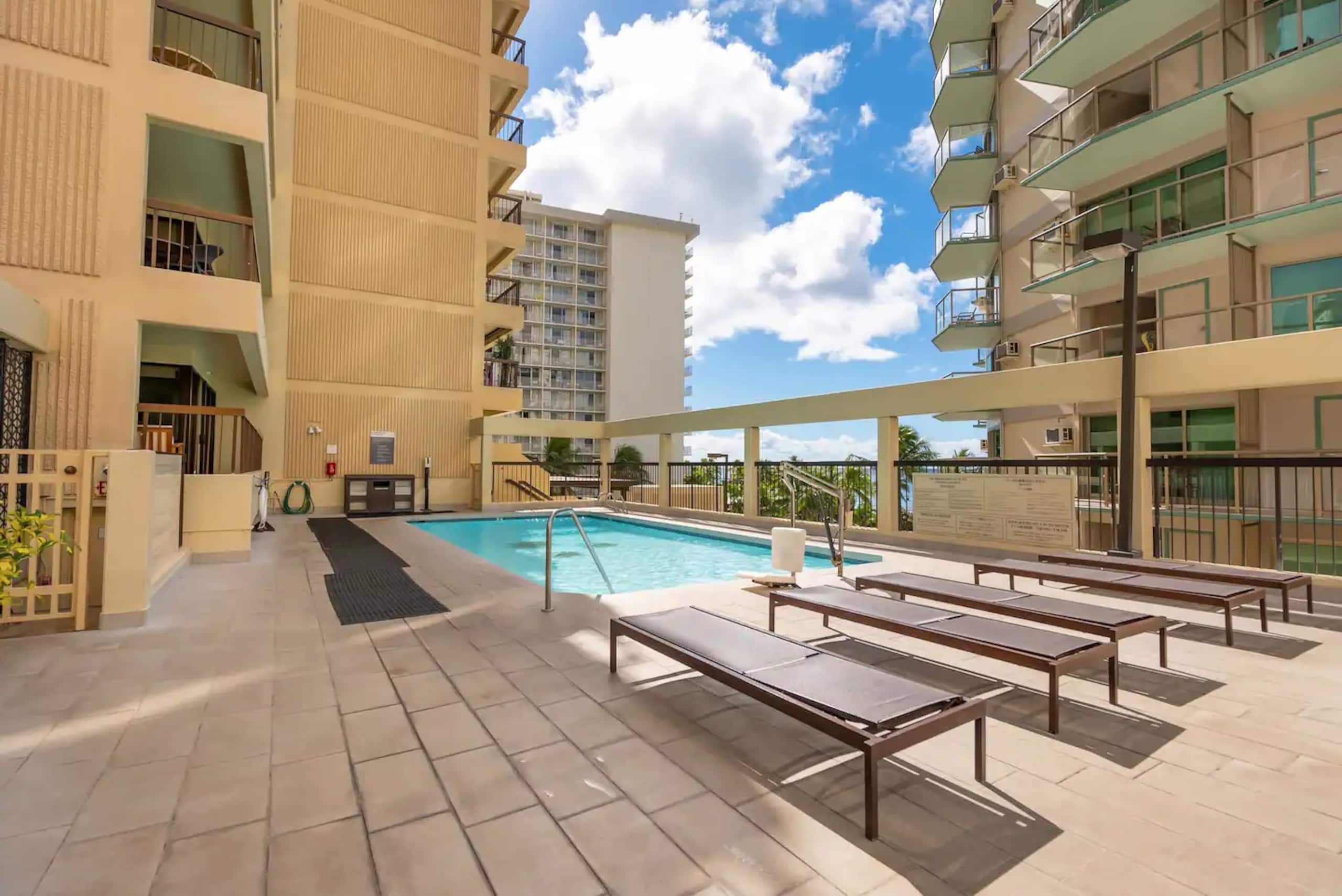 Hotel in Honolulu · ★4.93 · 2 bedrooms · 3 beds · 2 private baths - Image 23