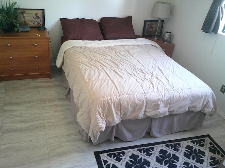 Cama queen en el segundo dormitorio, espacio en el armario para paños.