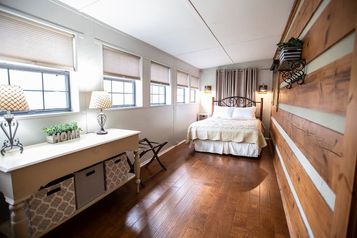 Segundo dormitorio con cama tamaño queen.