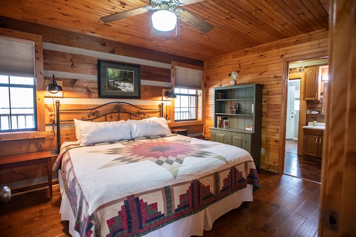 Dormitorio principal con cama tamaño king