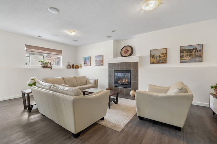 Elgin Elegance: 4-bed Home, Sleeps 8, Pet Friendly - Calgary