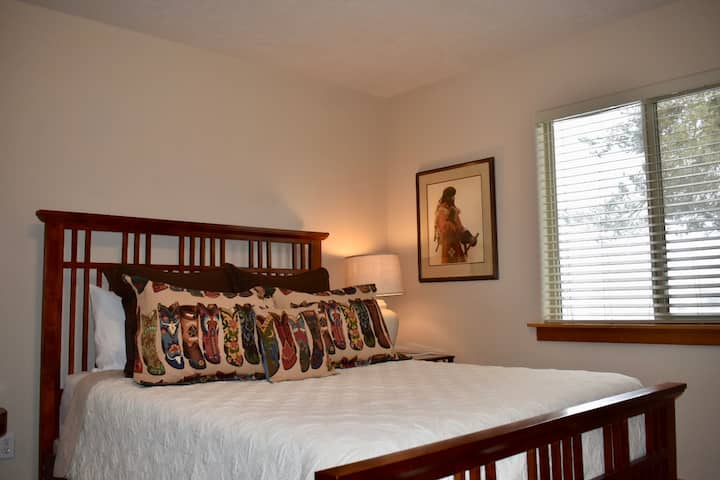 El primer dormitorio de la zona de estar de entrada.  