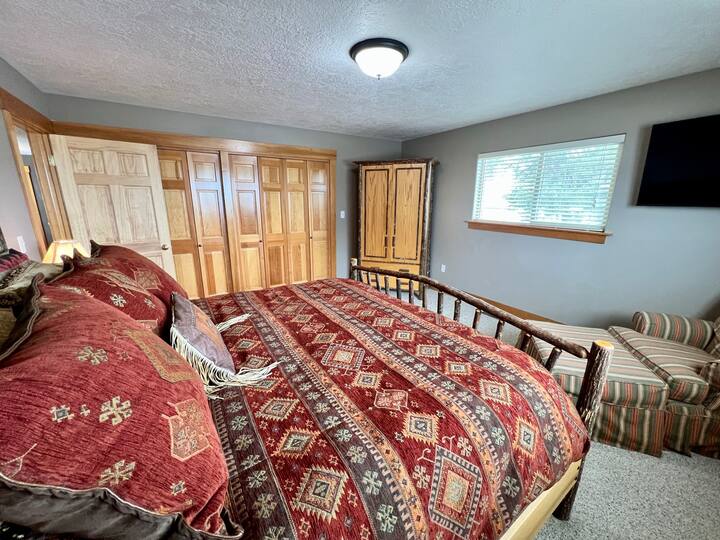 El dormitorio número tres cuenta con cama tamaño king.