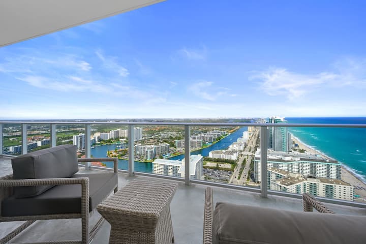Top Floor Oceanfront Penthouse with Stunning Views