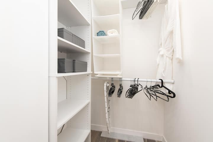 Просторен дрешник с достатъчно рафтове и закачалки за организирано съхранение.
