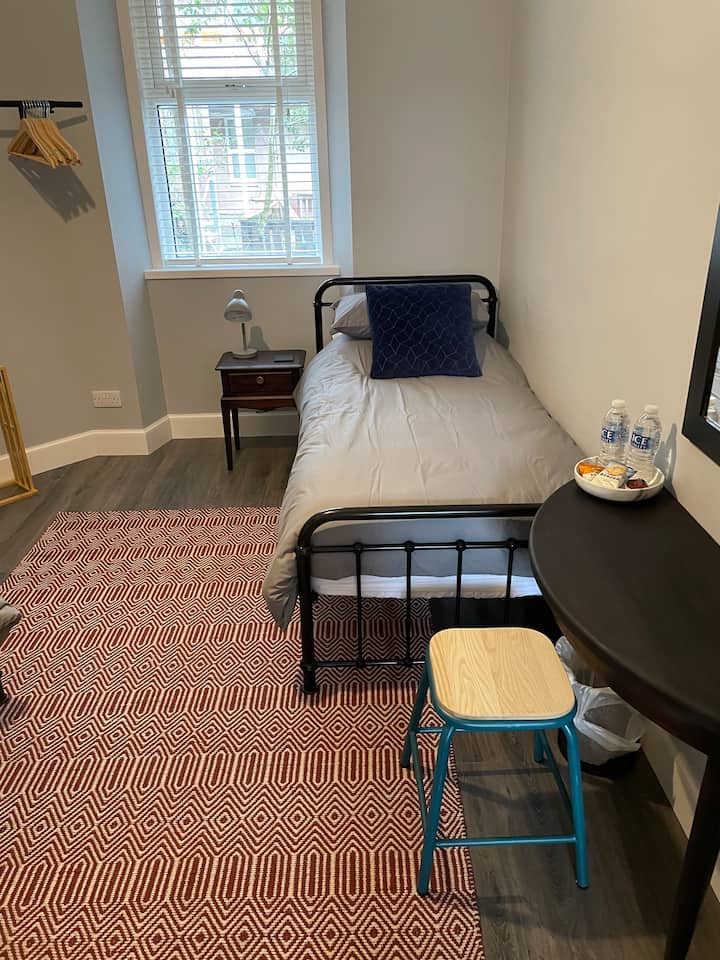 غرفة نوم تضم سريرين صغيرين