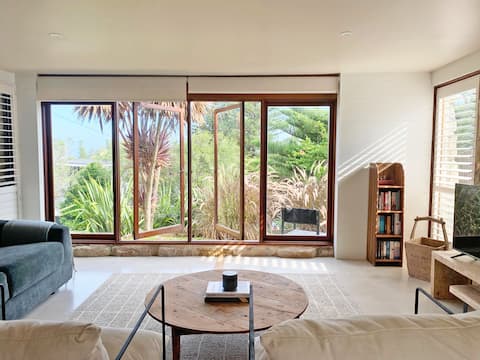 Light filled Studio North Avalon
