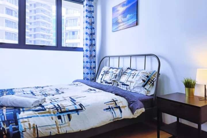 卧室2 （标准双人床）游泳池景观。