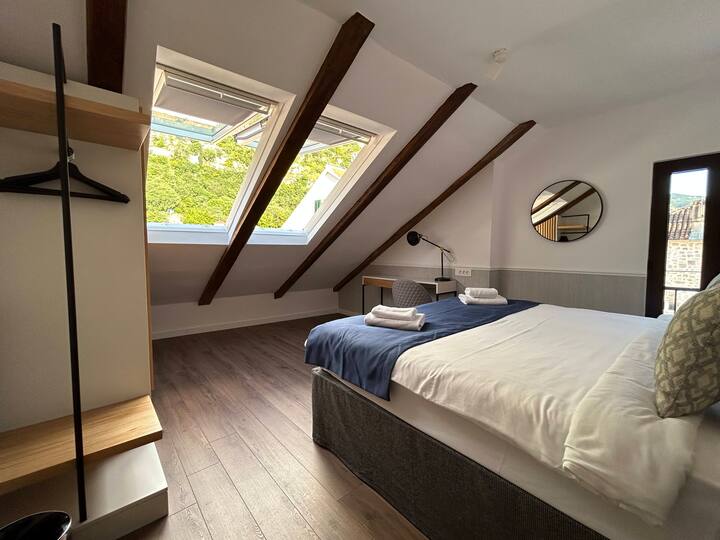 غرفة النوم 3، التي تقع في الطابق العلوي، تبرز كواحدة من أكثر الغرف اتساعًا وألمقًا في الشقة