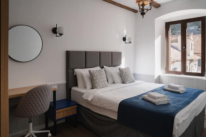 يوفر الموقع المثالي للشقة الكثير من ضوء النهار في كل غرفة
(غرفة النوم 1)