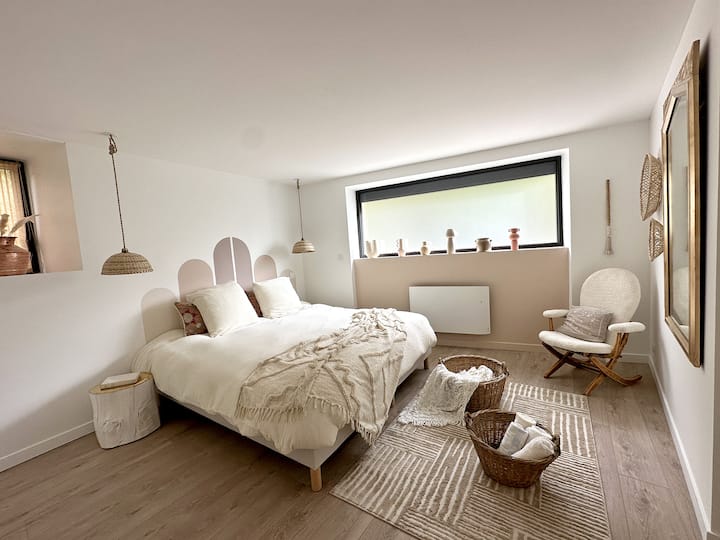Spacieuse, chaleureuse et moderne, la chambre « La délicate » est un véritable cocon pour y passer des nuits paisibles