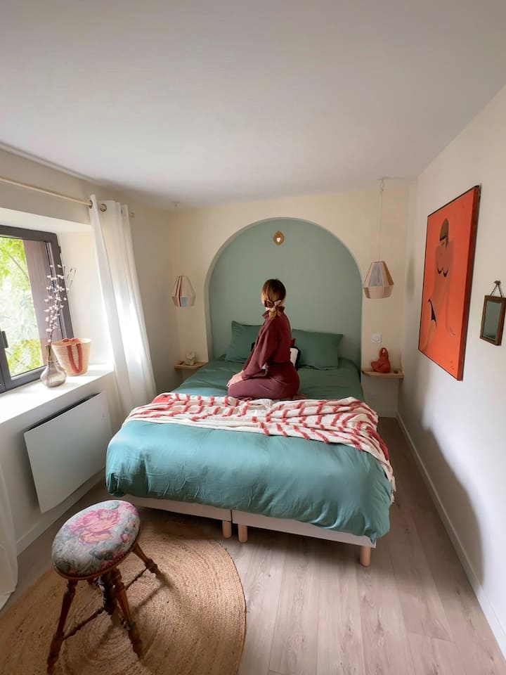 Le lit queen size (160 x 200) de la chambre « L’originale » offre une literie de qualité