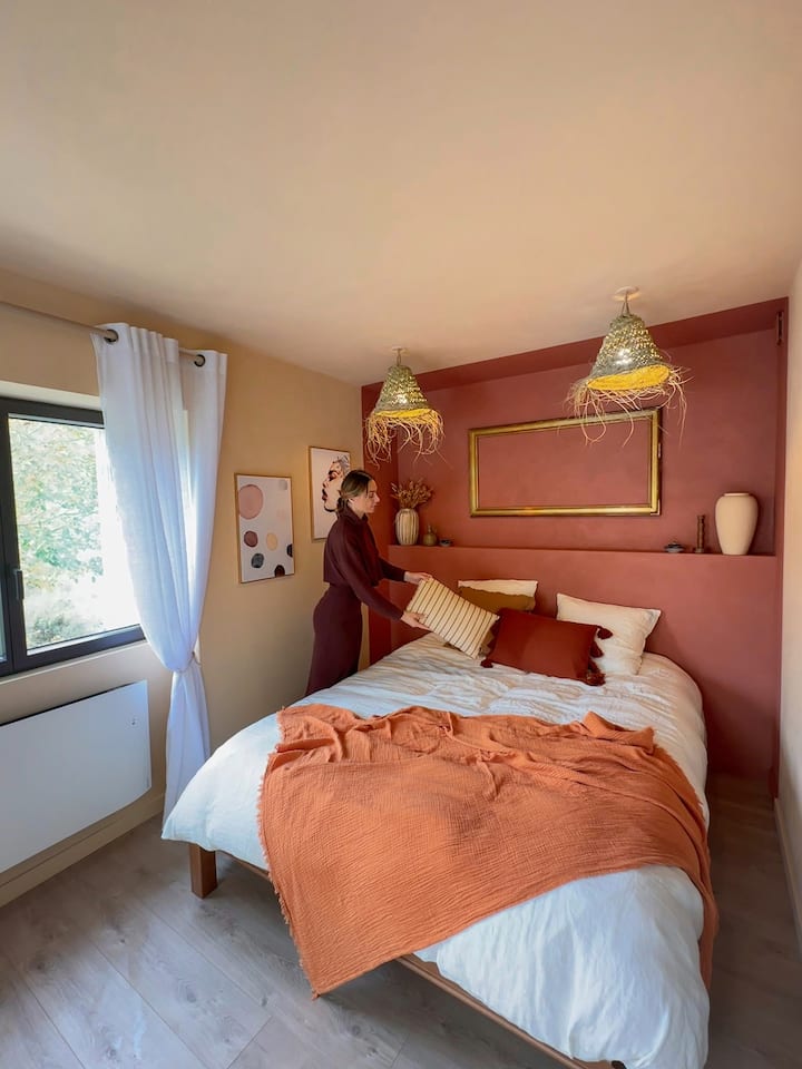 Un lit queen size (160x200) à la literie de qualité et au linge de lit chaud et enveloppant