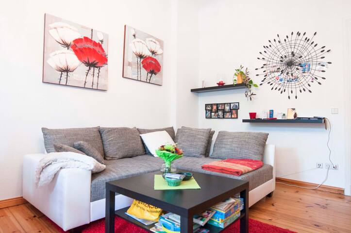 Airbnb con mejor rendimiento: Sunny living room with balcony en Friedrichshain