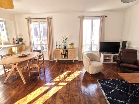 Top Airbnb: Charming old apartment - 1 minute from the metro in Clichy