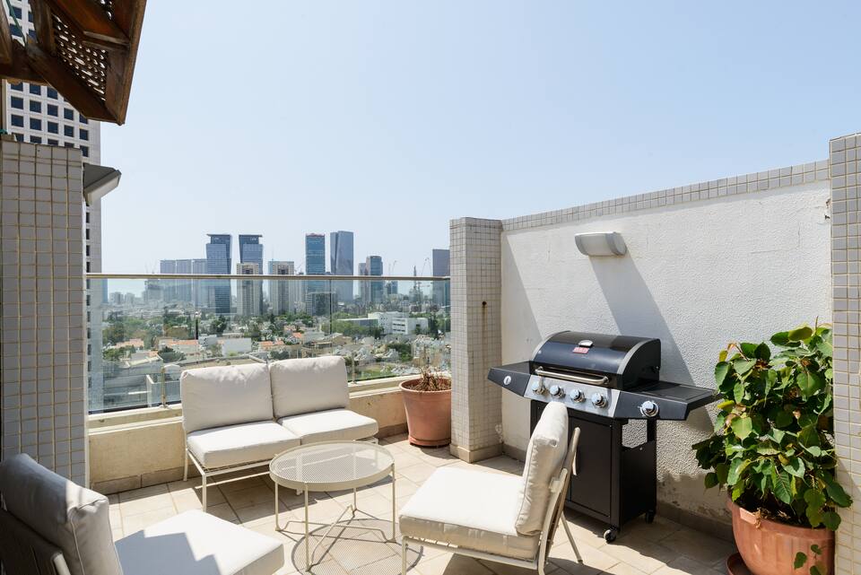 Top-earning Airbnb listing in Givatayim, 3 bedrooms