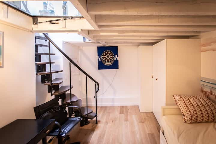 卧室(4)或游戏室。 非常漂亮的房间，面积为14平方米。 玻璃天花板（约1平方米）的视角非常好。 非典型温馨舒适:)