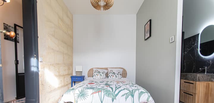 卧室（ 2 ）配有小型卫生间、VMC、140x190床。
优质形状记忆床垫。更衣室。