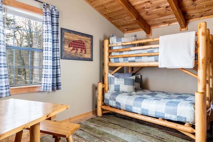   Disfruta de este dormitorio infantil con sistema de juegos X-BOX, TV, rincón de lectura para niños, mesa de picnic y tienda de campaña y juguetes.  Caprichosa gemela sobre literas completas con capacidad para 3 personas.  