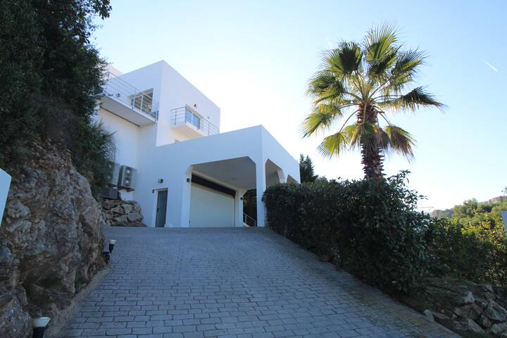 House with panoramic sea view and pool in Begur gallery image 2