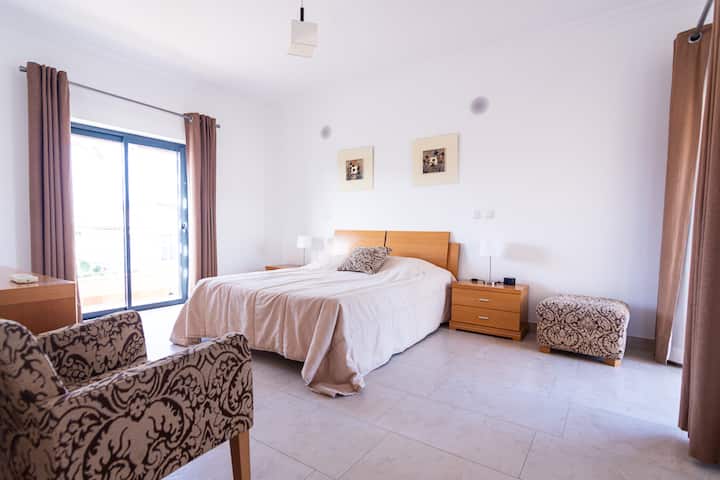 Dormitorio principal 3 con baño privado y balcón doble.