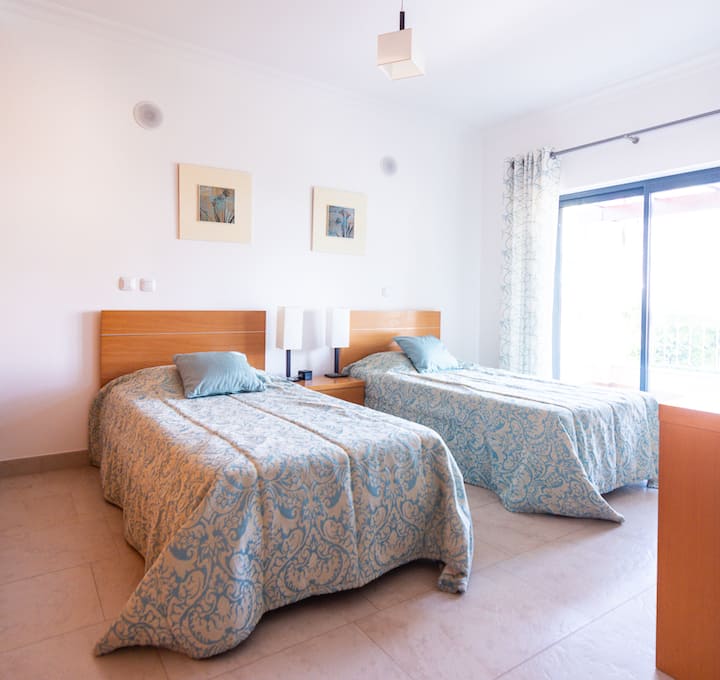 Habitación 2 con terraza y baño privado.
