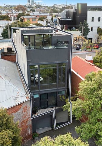 Albert Park Magnificence. Position Perfect. MLane