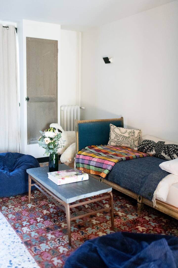 Obývacia izba na prízemí a jednolôžko v podkroví 1