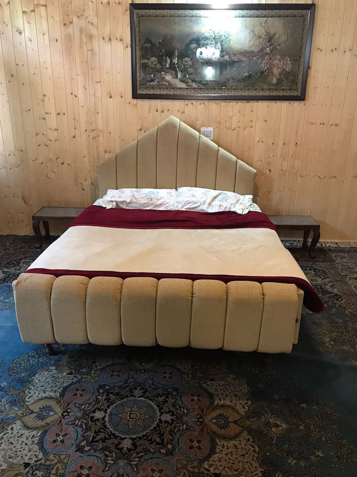 ห้องนอนที่กว้างขวางมากพร้อมเครื่องปรับอากาศร้อนและเย็น ที่พักแห่งนี้มองเห็นแอปเปิ้ลและไม้ผลอื่นๆ