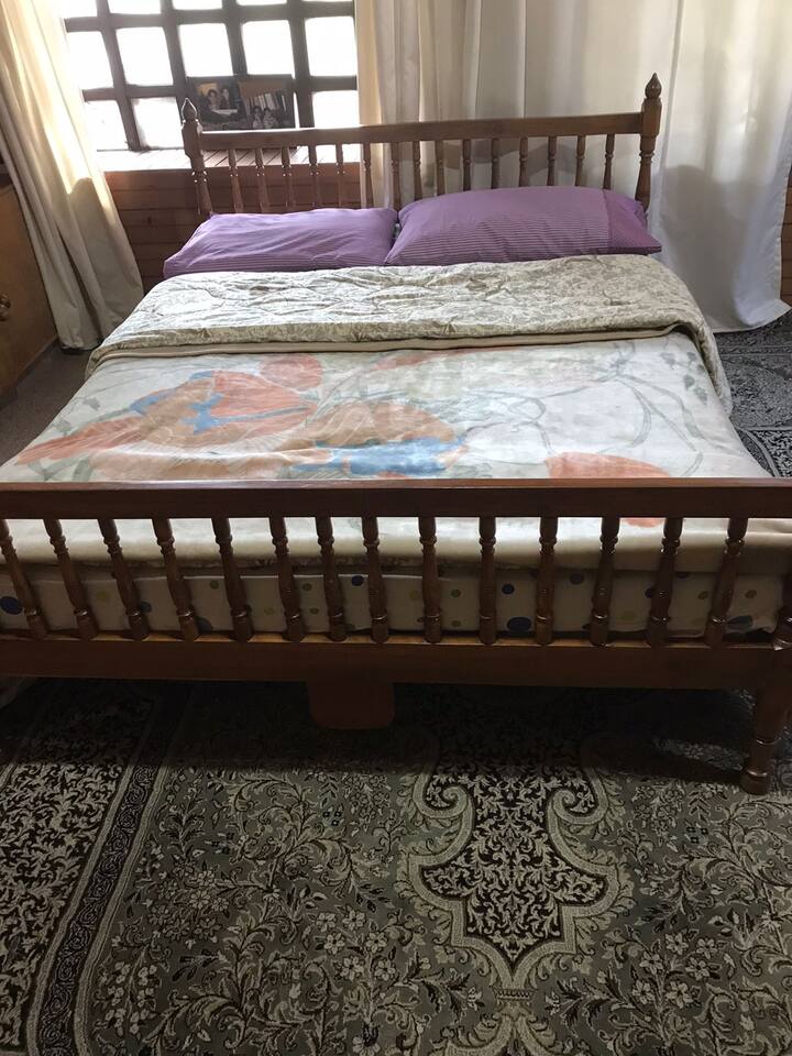 ห้องนอนขนาดใหญ่ติดกับห้องน้ำขนาดใหญ่ที่มีเครื่องทำน้ำร้อนและน้ำเย็นและอ่างอาบน้ำ

Zabarwan Hill ที่สนามหลังบ้านรวมถึง Apple, Cherry และต้นไม้อื่นๆช่วยเพิ่มความสวยงามของที่พัก