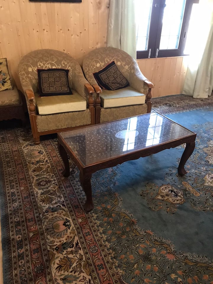 พื้นที่ขนาดใหญ่เพื่อการพักผ่อนหรือทำงาน นี่เป็นส่วนหนึ่งของห้องนอนขนาดใหญ่ที่มีพื้นที่ 250 ตารางฟุต