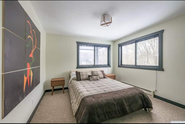 Kad uđete u našu treću spavaću sobu, oči će vam privući predimenzionirani prozori okrenuti prema planini! Spavaća soba ima novi bračni krevet, veliki ormar, prijenosni ventilator i električne utičnice za punjenje svih vaših uređaja! 