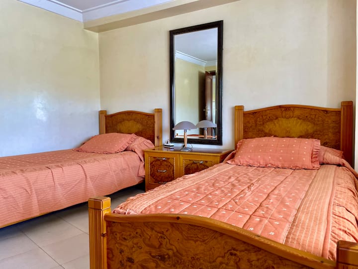 Საძინებელში არის ორი ერთადგილიანი საწოლი და კარადა.