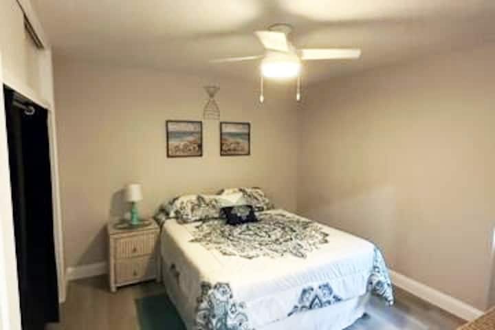 Მთავარი საძინებელი დიდი საწოლით და უამრავი სათავსოთი. 