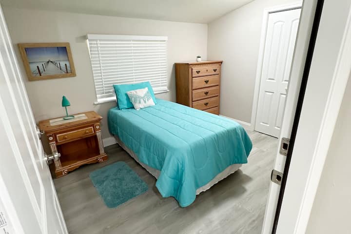 მე-2 საძინებელში არის ორადგილიანი საწოლი, კომოდი, კარადა და 2 ფანჯარა ბუნებრივი განათებისთვის. 