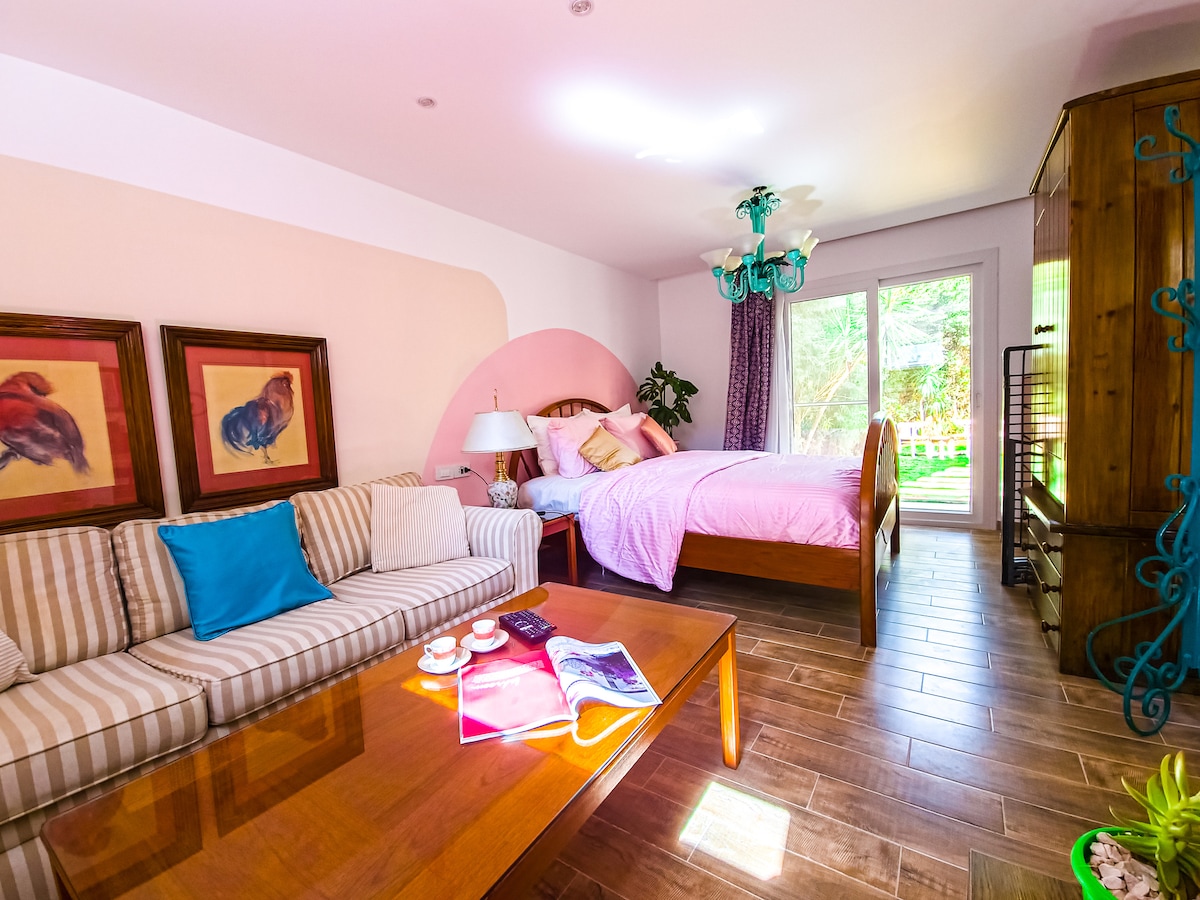 استمتع بمقصورة داخلية جديدة مزودة بمنسوجات مغطاة باليد وملاءات قطنية مصرية ؛ تحكي كل التفاصيل قصة.