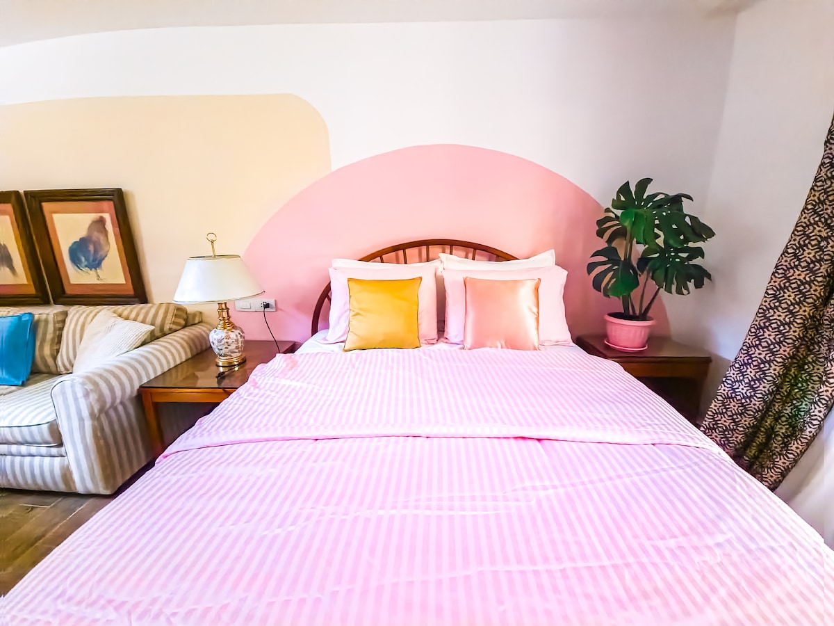 استمتع بنوم هانئ على مرتبة الفندق الفاخرة هذه مع بياضات قطنية مصرية.