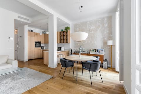 Popular Airbnb listing: Design and convenience. With a video projector. in Centro