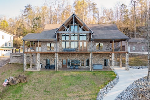 LakeView: No Steps/Hot Tub/Elevator/Swim Dock